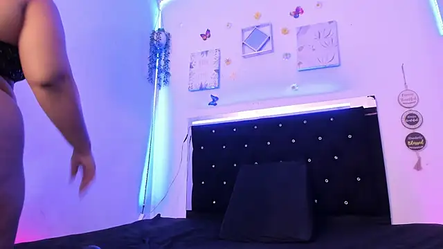 Snapshot of DayanRoux chatting on 10.22.25 DayanRoux online show from 10.22.25