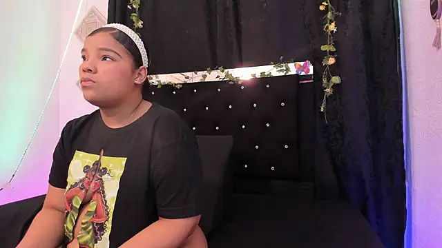 Snapshot of DayanRoux chatting on 10.28.25 DayanRoux online show from 10.28.25