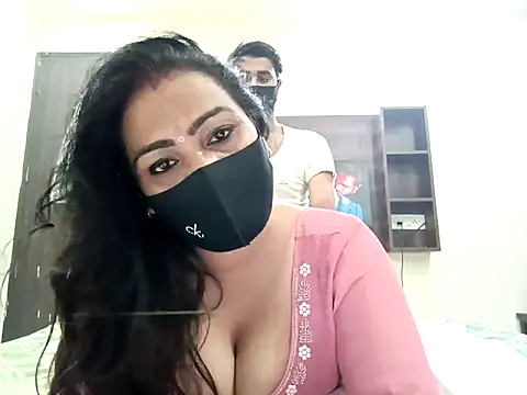 Snapshot of horny_milf_couple chatting on 10.23.25 horny milf couple online show from 10.23.25