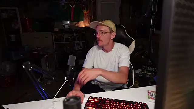 Snapshot of AverageMaleJay chatting on 10.05.25 AverageMaleJay online show from 10.05.25