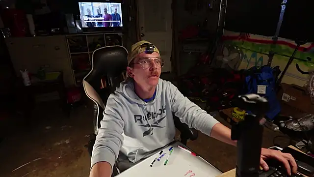 Snapshot of AverageMaleJay chatting on 11.04.25 AverageMaleJay online show from 11.04.25