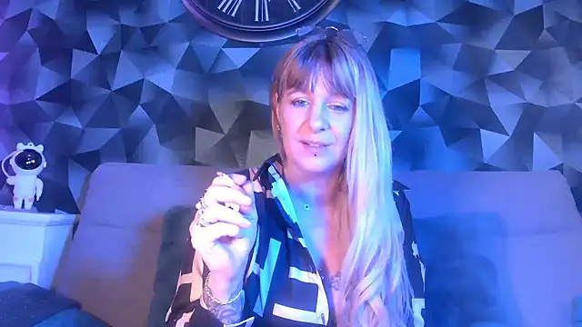 Snapshot of Delichieuse5 chatting on 01.08.25 Delichieuse5 online show from 01.08.25