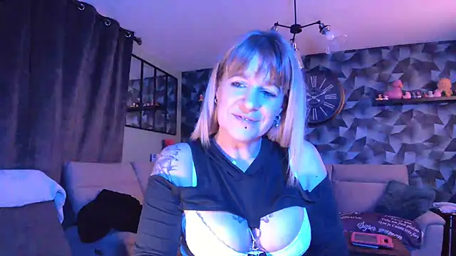 Snapshot of Delichieuse5 chatting on 01.22.25 Delichieuse5 online show from 01.22.25