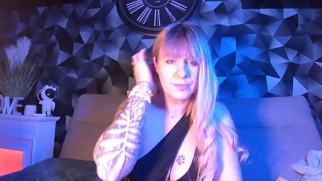 Snapshot of Delichieuse5 chatting on 02.18.25 Delichieuse5 online show from 02.18.25