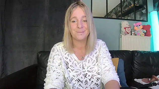 Snapshot of Delichieuse5 chatting on 09.18.25 Delichieuse5 online show from 09.18.25