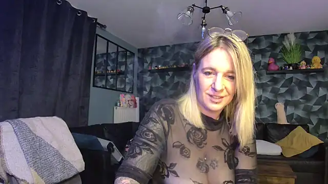 Snapshot of Delichieuse5 chatting on 10.07.25 Delichieuse5 online show from 10.07.25