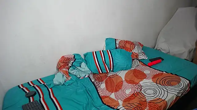 Snapshot of babyperla_hot chatting on 10.15.25 babyperla hot online show from 10.15.25