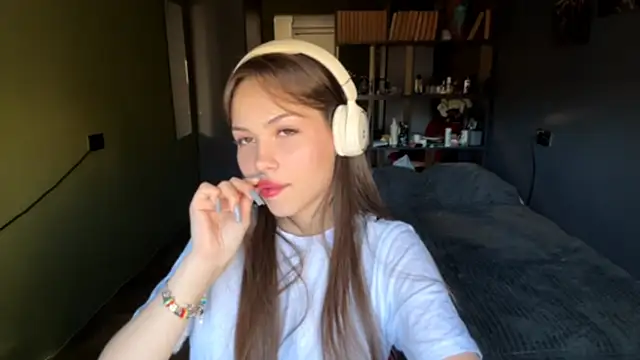 Snapshot of MysticAlisa chatting on 10.21.25 MysticAlisa online show from 10.21.25