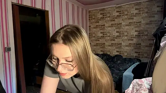 Snapshot of YungLilly chatting on 10.04.25 YungLilly online show from 10.04.25