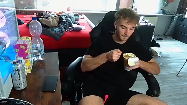 Snapshot of WolkenJunge2006 chatting on 10.07.25 WolkenJunge2006 online show from 10.07.25