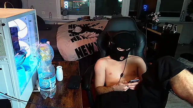 Snapshot of WolkenJunge2006 chatting on 11.02.25 WolkenJunge2006 online show from 11.02.25