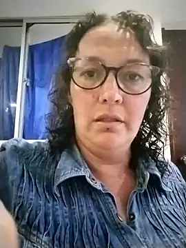 Snapshot of -saraqueen- chatting on 10.15.25 -saraqueen- online show from 10.15.25