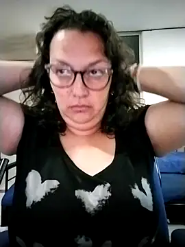 Snapshot of -saraqueen- chatting on 10.21.25 -saraqueen- online show from 10.21.25