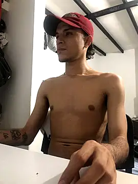 Snapshot of santyrestrepo chatting on 10.07.25 santyrestrepo online show from 10.07.25