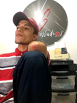 Snapshot of santyrestrepo chatting on 10.08.25 santyrestrepo online show from 10.08.25