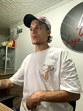 Snapshot of santyrestrepo chatting on 11.01.25 santyrestrepo online show from 11.01.25