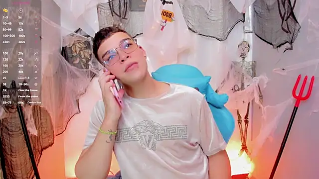 Snapshot of alex_boyy chatting on 10.29.25 alex boyy online show from 10.29.25