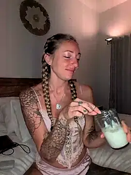 Snapshot of OpheliaRox chatting on 10.17.25 OpheliaRox online show from 10.17.25