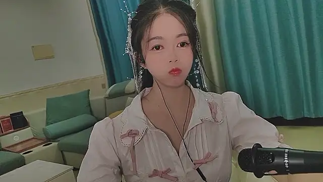 Q Yumi online show from 10.17.25