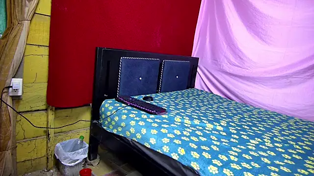 Snapshot of vale_only chatting on 10.22.25 vale only online show from 10.22.25