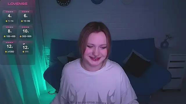 Snapshot of AuroraMour chatting on 10.21.25 AuroraMour online show from 10.21.25