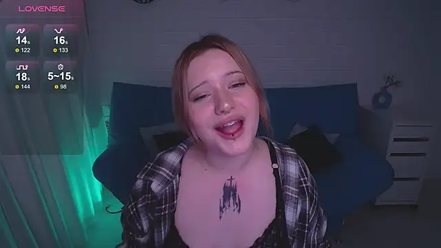 Snapshot of AuroraMour chatting on 10.27.25 AuroraMour online show from 10.27.25