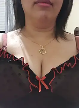 Snapshot of lina_ae chatting on 10.06.25 lina ae online show from 10.06.25