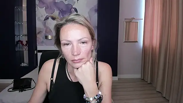 Snapshot of AlinaMoor chatting on 10.06.25 AlinaMoor online show from 10.06.25