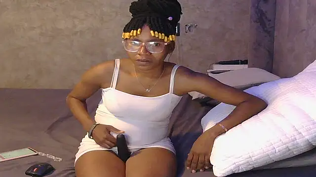 Snapshot of petite_queenx chatting on 10.24.25 petite queenx online show from 10.24.25