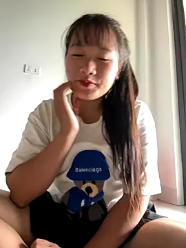 Snapshot of TrangNemo chatting on 10.21.25 TrangNemo online show from 10.21.25