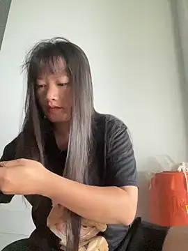 Snapshot of TrangNemo chatting on 10.24.25 TrangNemo online show from 10.24.25