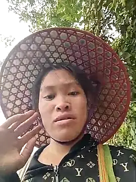 Snapshot of Young_vietnamese chatting on 10.26.25 Young vietnamese online show from 10.26.25