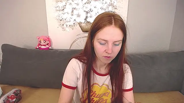 Snapshot of Evarey_ chatting on 10.14.25 Evarey  online show from 10.14.25