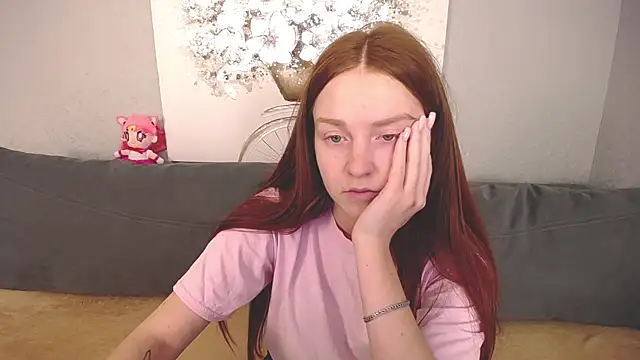 Snapshot of Evarey_ chatting on 10.18.25 Evarey  online show from 10.18.25