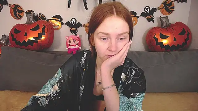 Snapshot of Evarey_ chatting on 10.24.25 Evarey  online show from 10.24.25