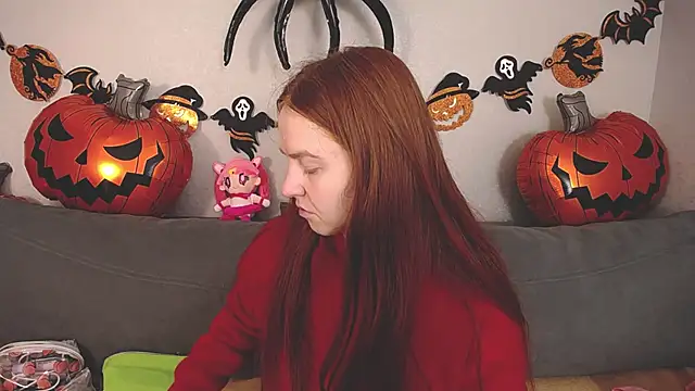 Snapshot of Evarey_ chatting on 10.25.25 Evarey  online show from 10.25.25