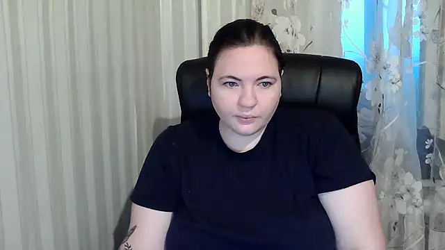 Snapshot of XLisaBlueXs_ chatting on 10.08.25 XLisaBlueXs  online show from 10.08.25