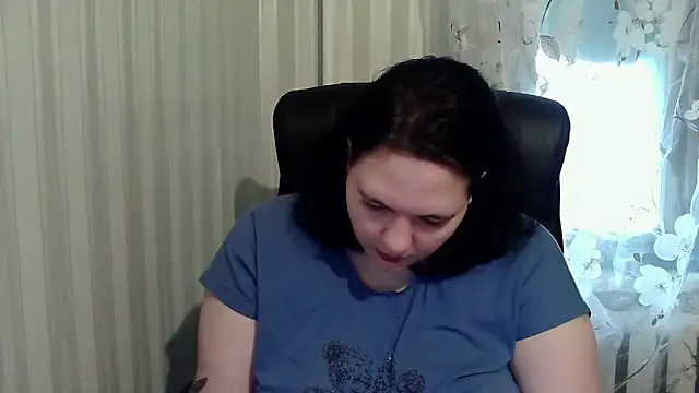 Snapshot of XLisaBlueXs_ chatting on 10.21.25 XLisaBlueXs  online show from 10.21.25