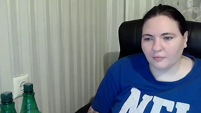 Snapshot of XLisaBlueXs_ chatting on 10.22.25 XLisaBlueXs  online show from 10.22.25