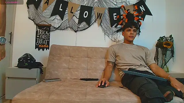 Snapshot of thomas_elg chatting on 10.23.25 thomas elg online show from 10.23.25