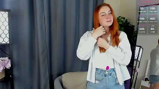 Snapshot of KellyeOun chatting on 10.21.25 KellyeOun online show from 10.21.25