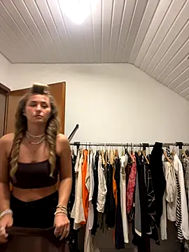 Snapshot of goddesemiiyy chatting on 10.14.25 goddesemiiyy online show from 10.14.25