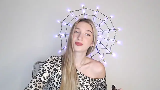 Snapshot of Lucyreeel_ chatting on 10.22.25 Lucyreeel  online show from 10.22.25