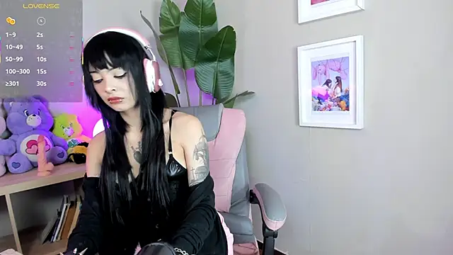 Snapshot of Bayonetta_doll chatting on 10.22.25 Bayonetta doll online show from 10.22.25