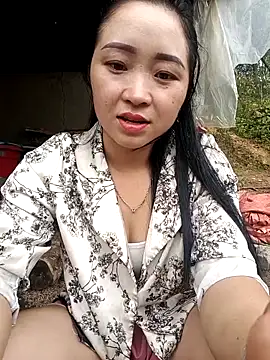 Snapshot of miemie-xx chatting on 10.14.25 miemie-xx online show from 10.14.25