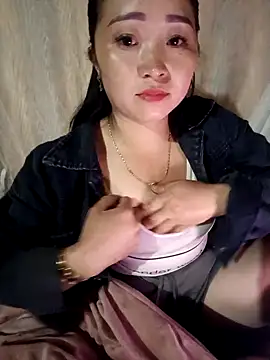 Snapshot of miemie-xx chatting on 10.22.25 miemie-xx online show from 10.22.25