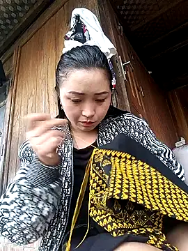 Snapshot of miemie-xx chatting on 10.25.25 miemie-xx online show from 10.25.25