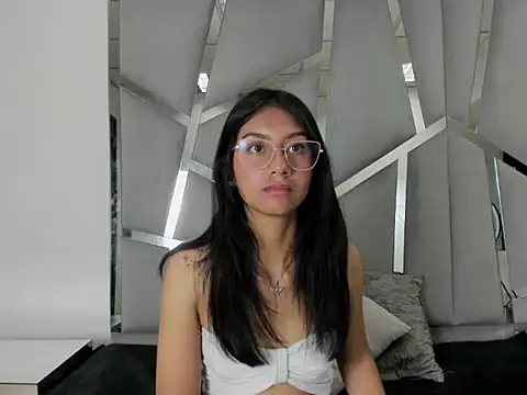 Snapshot of Mia_clark18 chatting on 10.21.25 Mia clark18 online show from 10.21.25