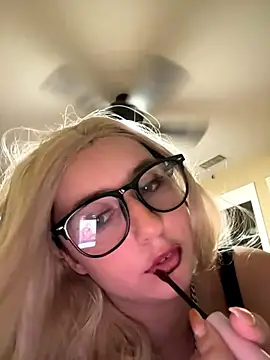 Snapshot of tiffanyxoxo515 chatting on 10.12.25 tiffanyxoxo515 online show from 10.12.25