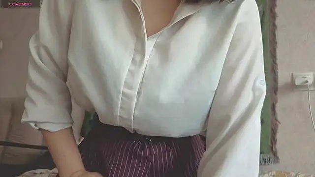 MiaLovelyOne online show from 05.14.26